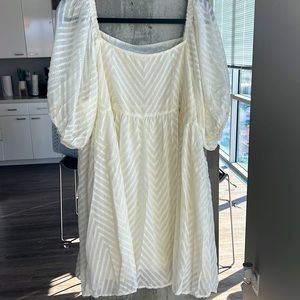 Amazon white puffy dress with chevron stripes never worn size XL